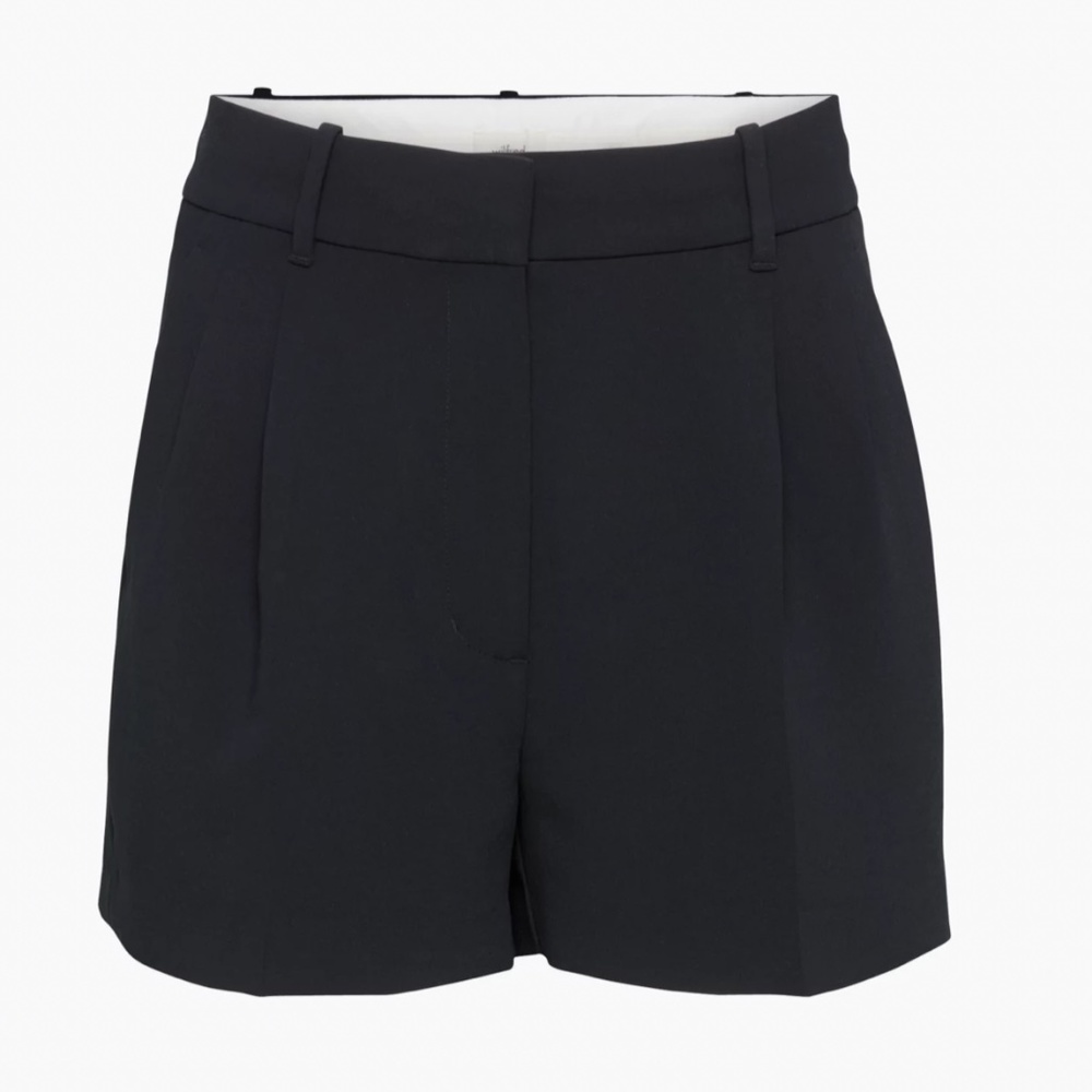 Aritzia Effortless 3 Inch Short - Size 6